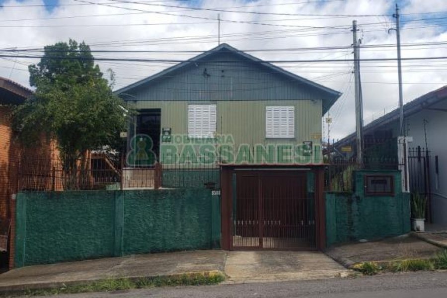Casa com 120m², 3 dormitórios, 2 vagas, no bairro Pioneiro em Caxias do Sul para Comprar