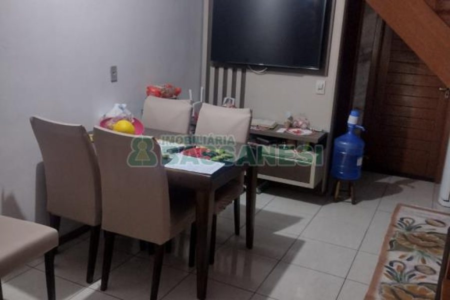 Sobrado com 49m², 2 dormitórios, 1 vaga, no bairro Santa Catarina em Caxias do Sul para Comprar