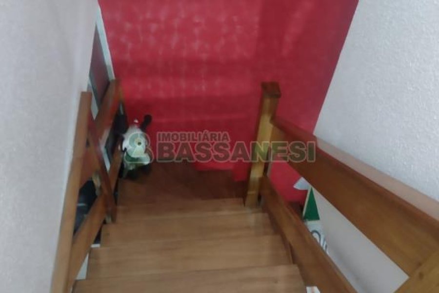 Sobrado com 49m², 2 dormitórios, 1 vaga, no bairro Santa Catarina em Caxias do Sul para Comprar