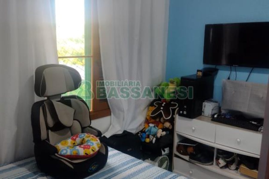 Sobrado com 49m², 2 dormitórios, 1 vaga, no bairro Santa Catarina em Caxias do Sul para Comprar