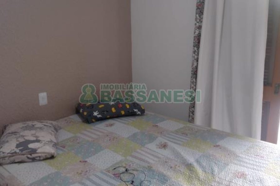 Sobrado com 49m², 2 dormitórios, 1 vaga, no bairro Santa Catarina em Caxias do Sul para Comprar