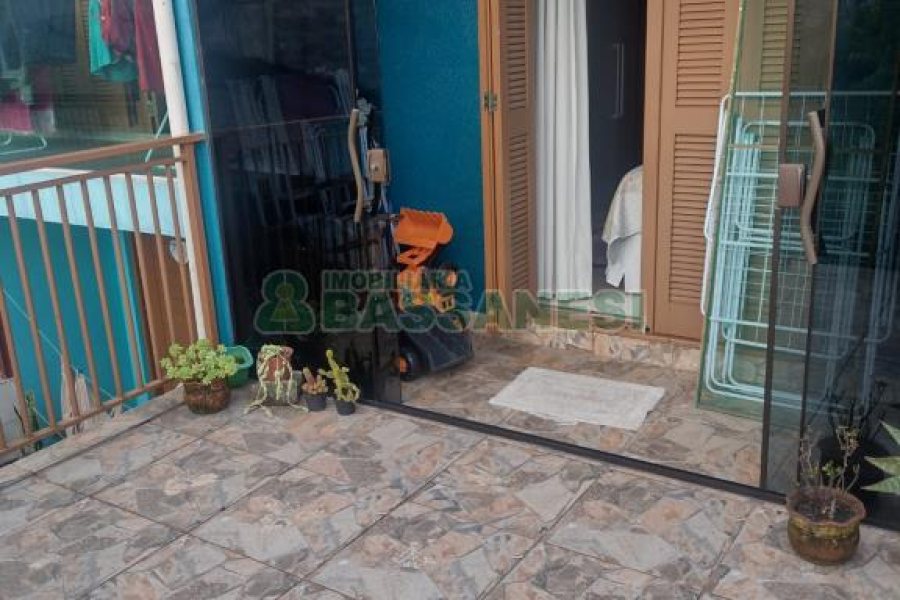 Sobrado com 49m², 2 dormitórios, 1 vaga, no bairro Santa Catarina em Caxias do Sul para Comprar