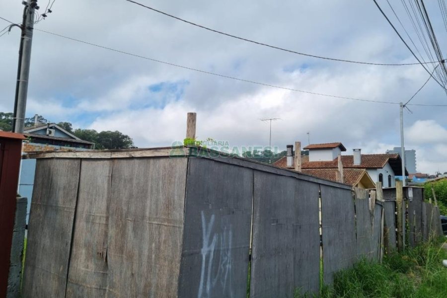 Terreno com 360m², no bairro Desvio Rizzo em Caxias do Sul para Comprar