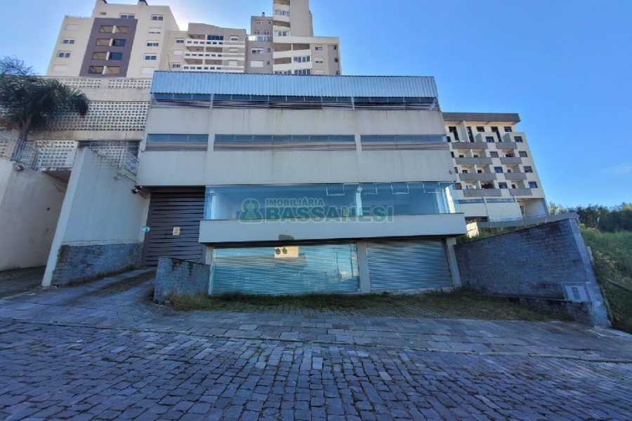 Loja com 312m², 4 vagas, no bairro Petrópolis em Caxias do Sul para Alugar ou Comprar