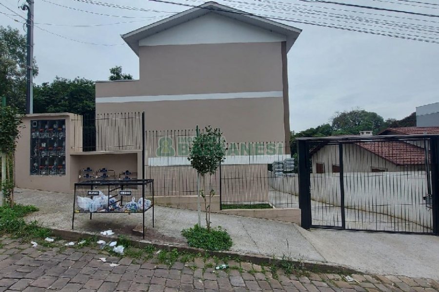 Sobrado com 80m², 2 dormitórios, 1 vaga, no bairro Cidade Nova em Caxias do Sul para Alugar