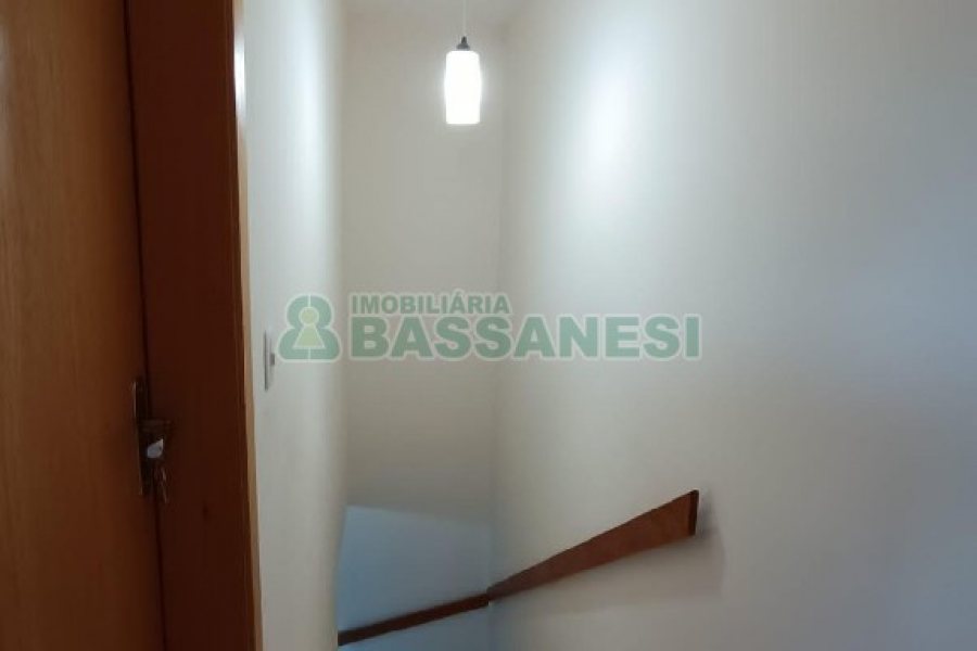 Sobrado com 80m², 2 dormitórios, 1 vaga, no bairro Cidade Nova em Caxias do Sul para Alugar