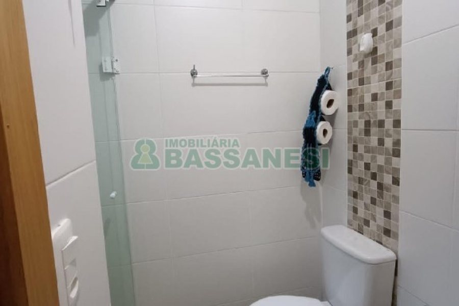 Sobrado com 80m², 2 dormitórios, 1 vaga, no bairro Cidade Nova em Caxias do Sul para Alugar