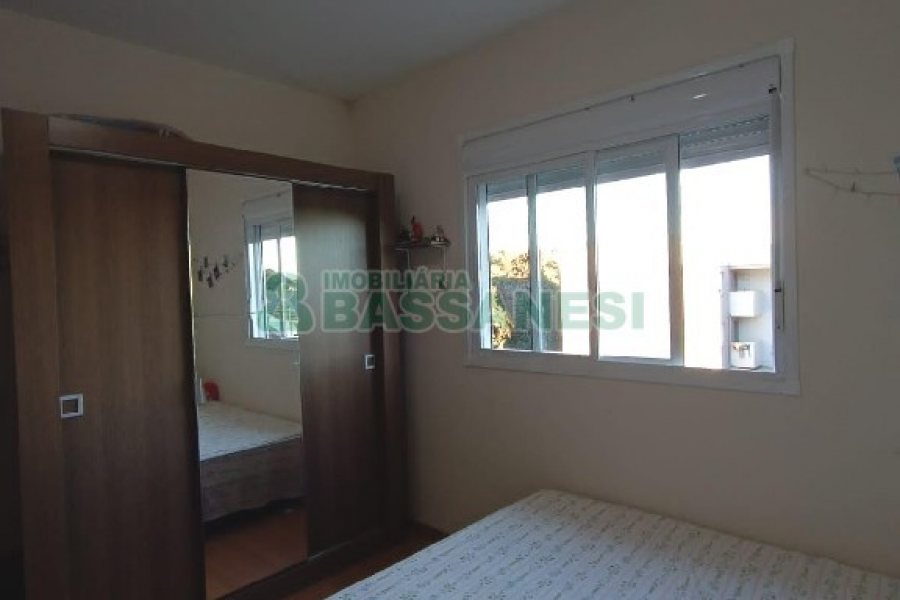 Sobrado com 80m², 2 dormitórios, 1 vaga, no bairro Cidade Nova em Caxias do Sul para Alugar