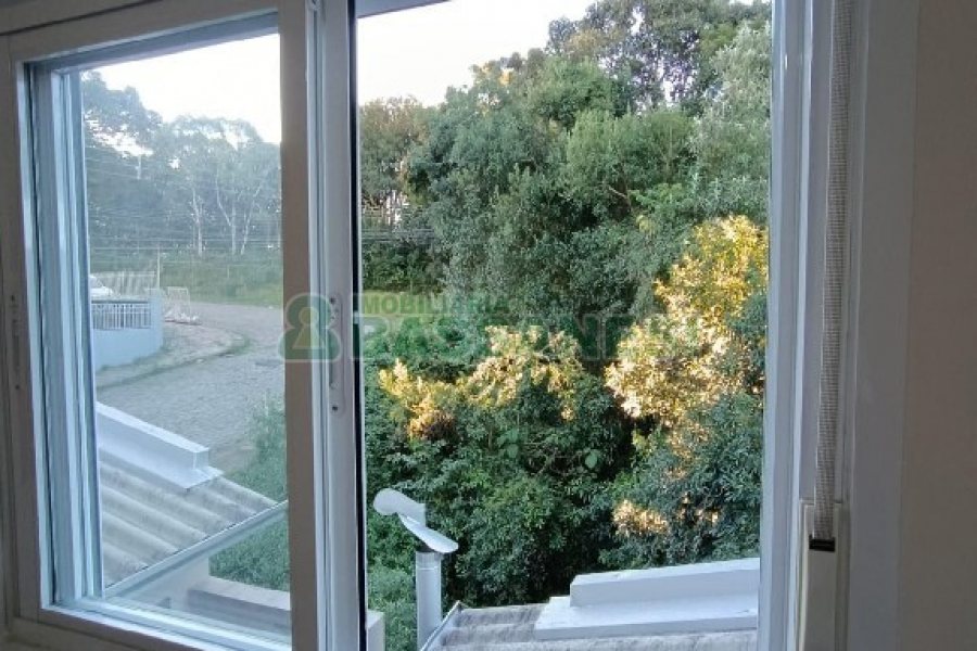 Sobrado com 80m², 2 dormitórios, 1 vaga, no bairro Cidade Nova em Caxias do Sul para Alugar