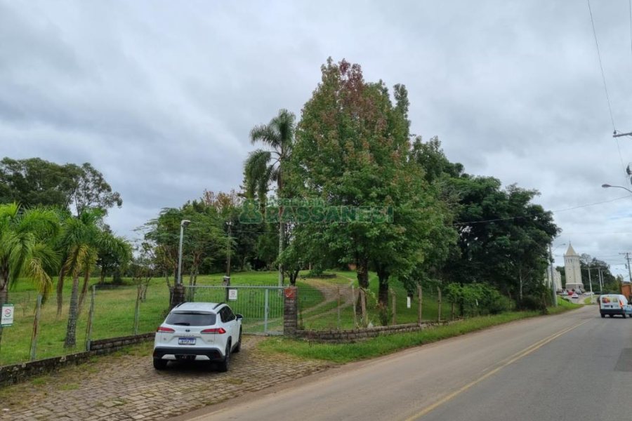Chácara com 400m², 3 dormitórios, 1 vaga, no bairro Monte Bérico em Caxias do Sul para Comprar