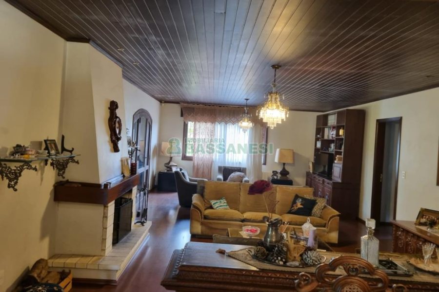 Chácara com 400m², 3 dormitórios, 1 vaga, no bairro Monte Bérico em Caxias do Sul para Comprar