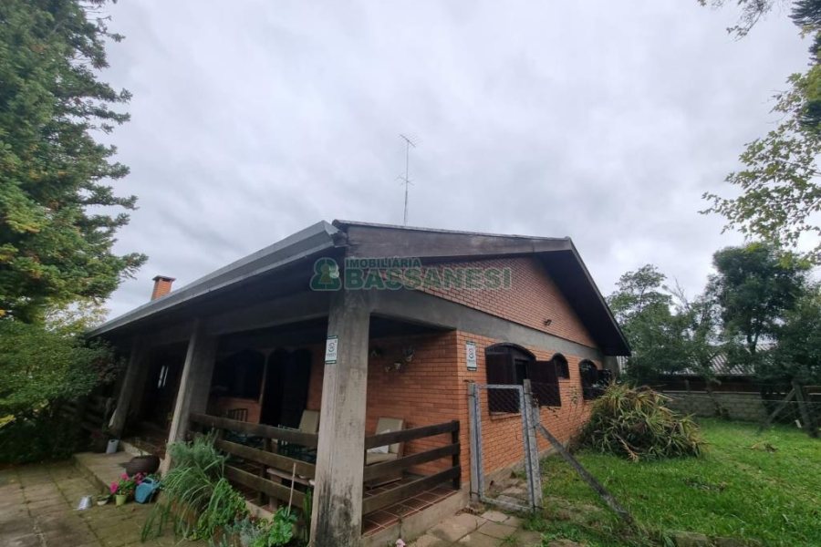 Chácara com 400m², 3 dormitórios, 1 vaga, no bairro Monte Bérico em Caxias do Sul para Comprar
