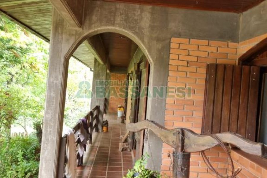 Chácara com 400m², 3 dormitórios, 1 vaga, no bairro Monte Bérico em Caxias do Sul para Comprar