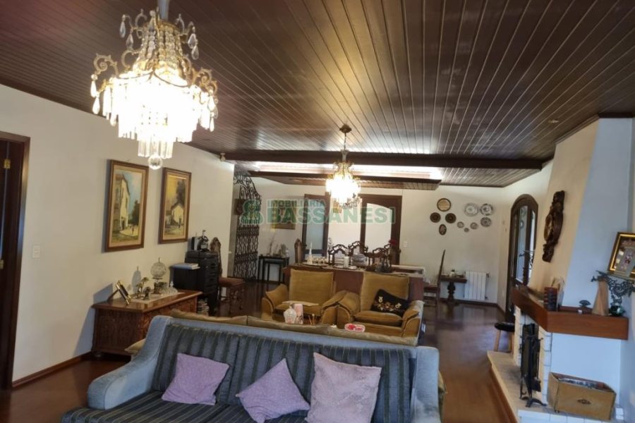 Chácara com 400m², 3 dormitórios, 1 vaga, no bairro Monte Bérico em Caxias do Sul para Comprar