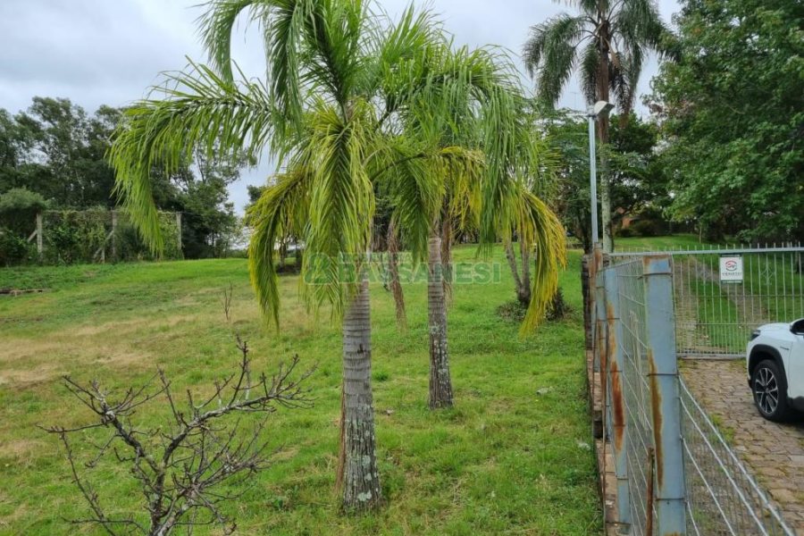 Chácara com 400m², 3 dormitórios, 1 vaga, no bairro Monte Bérico em Caxias do Sul para Comprar