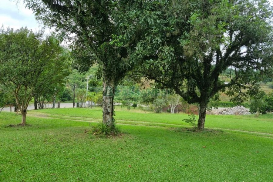 Chácara com 400m², 3 dormitórios, 1 vaga, no bairro Monte Bérico em Caxias do Sul para Comprar