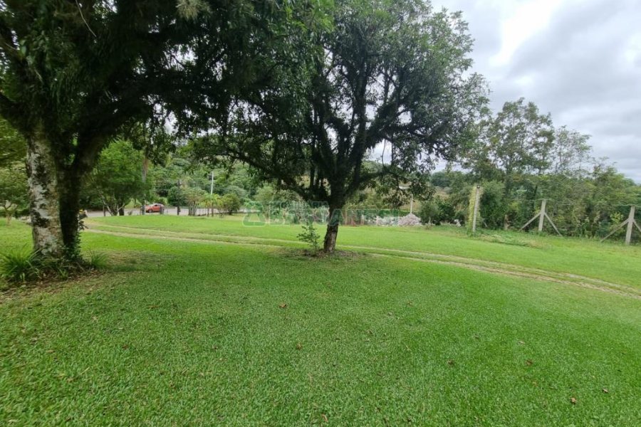 Chácara com 400m², 3 dormitórios, 1 vaga, no bairro Monte Bérico em Caxias do Sul para Comprar