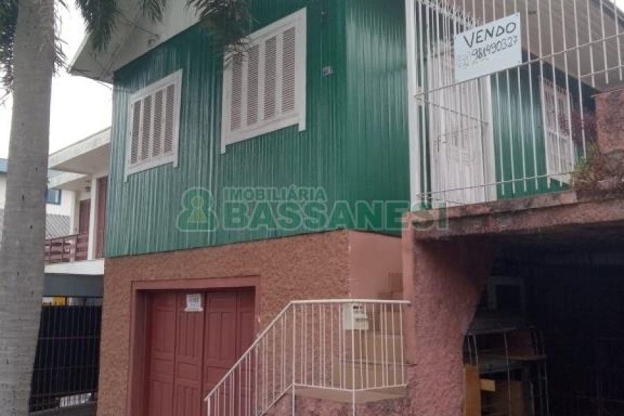 Casa com 132m², 3 dormitórios, 1 vaga, no bairro Medianeira em Caxias do Sul para Comprar