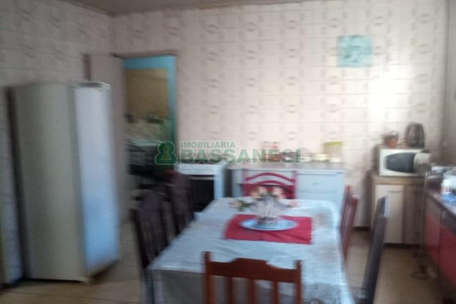 Casa com 132m², 3 dormitórios, 1 vaga, no bairro Medianeira em Caxias do Sul para Comprar