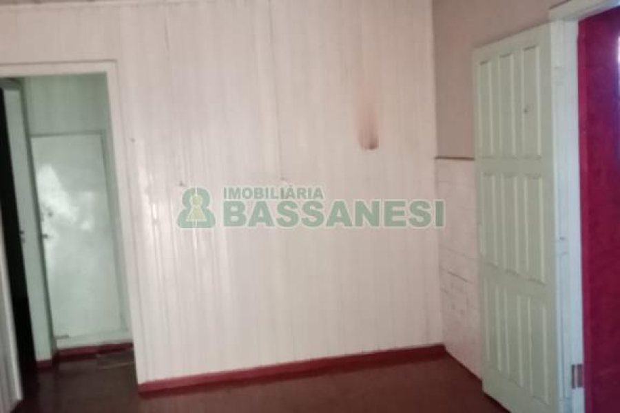 Casa com 132m², 3 dormitórios, 1 vaga, no bairro Medianeira em Caxias do Sul para Comprar