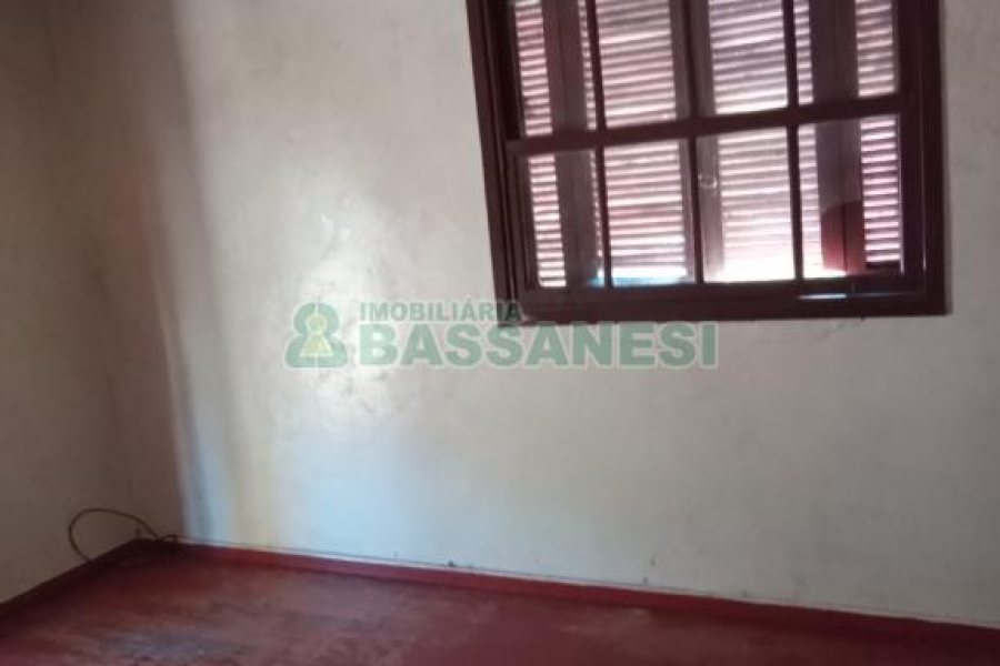 Casa com 132m², 3 dormitórios, 1 vaga, no bairro Medianeira em Caxias do Sul para Comprar