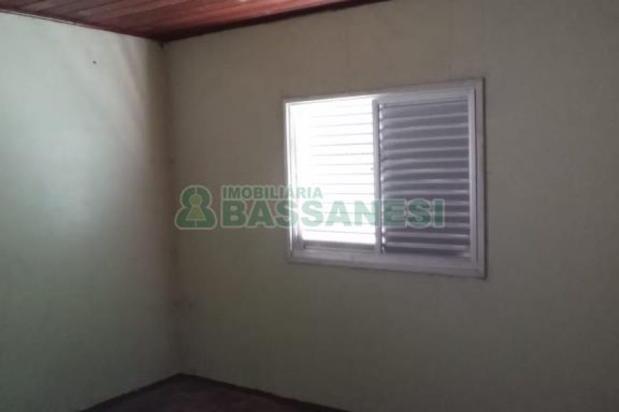 Casa com 132m², 3 dormitórios, 1 vaga, no bairro Medianeira em Caxias do Sul para Comprar