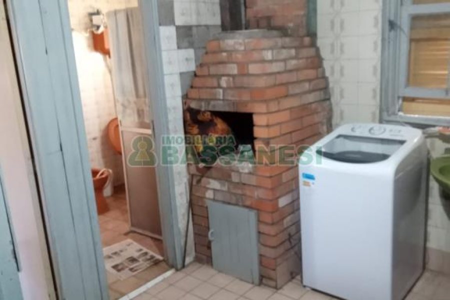 Casa com 132m², 3 dormitórios, 1 vaga, no bairro Medianeira em Caxias do Sul para Comprar