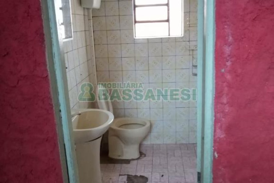 Casa com 132m², 3 dormitórios, 1 vaga, no bairro Medianeira em Caxias do Sul para Comprar