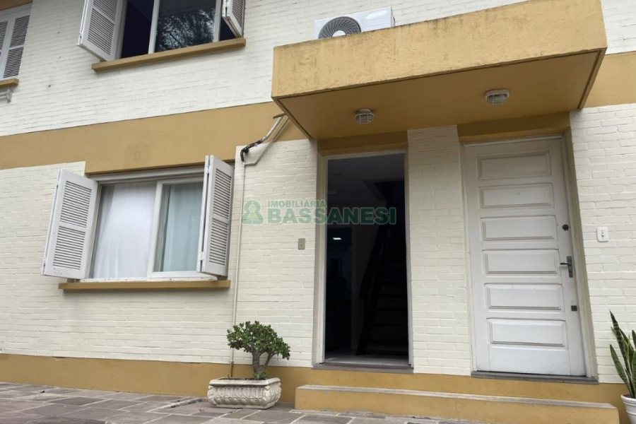 Sobrado com 79m², 2 dormitórios, 1 vaga, no bairro Santa Catarina em Caxias do Sul para Comprar