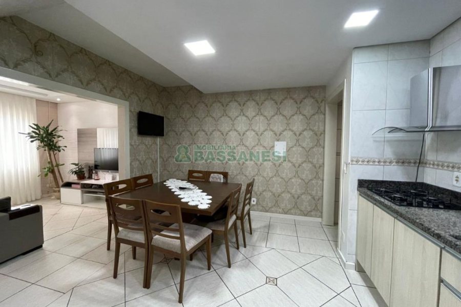 Sobrado com 79m², 2 dormitórios, 1 vaga, no bairro Santa Catarina em Caxias do Sul para Comprar