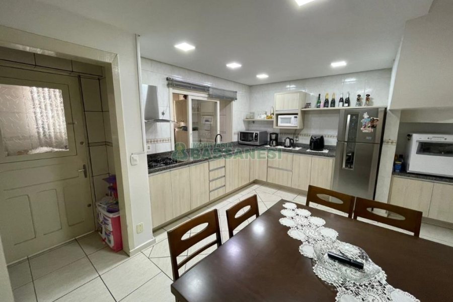 Sobrado com 79m², 2 dormitórios, 1 vaga, no bairro Santa Catarina em Caxias do Sul para Comprar