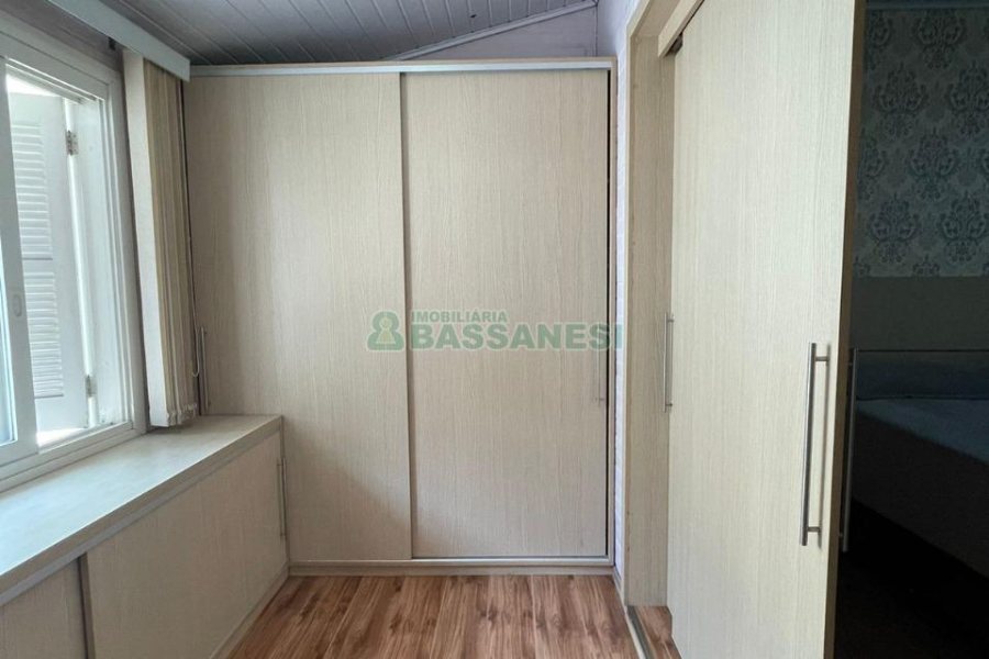 Sobrado com 79m², 2 dormitórios, 1 vaga, no bairro Santa Catarina em Caxias do Sul para Comprar