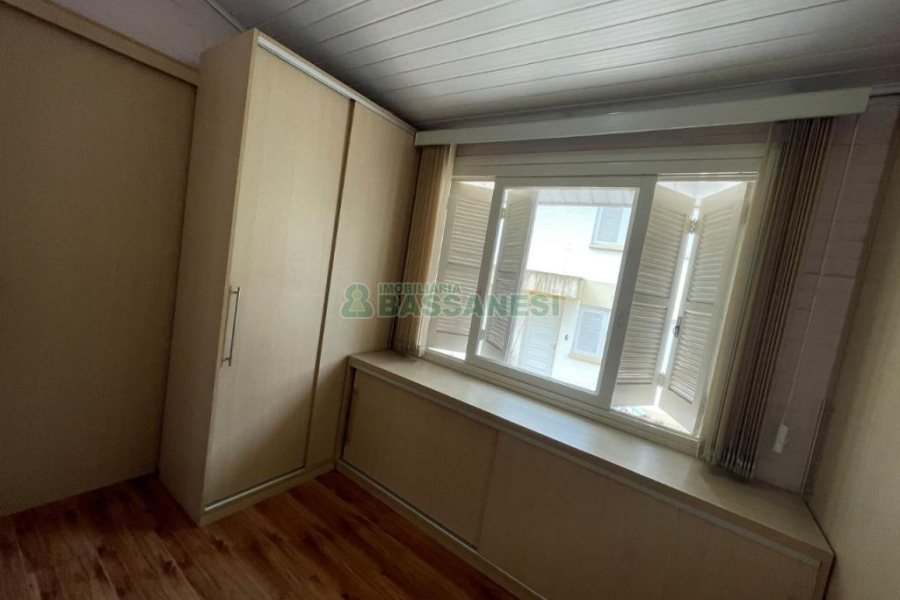 Sobrado com 79m², 2 dormitórios, 1 vaga, no bairro Santa Catarina em Caxias do Sul para Comprar