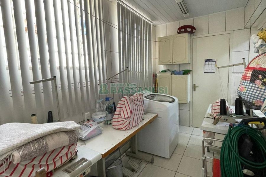 Sobrado com 79m², 2 dormitórios, 1 vaga, no bairro Santa Catarina em Caxias do Sul para Comprar