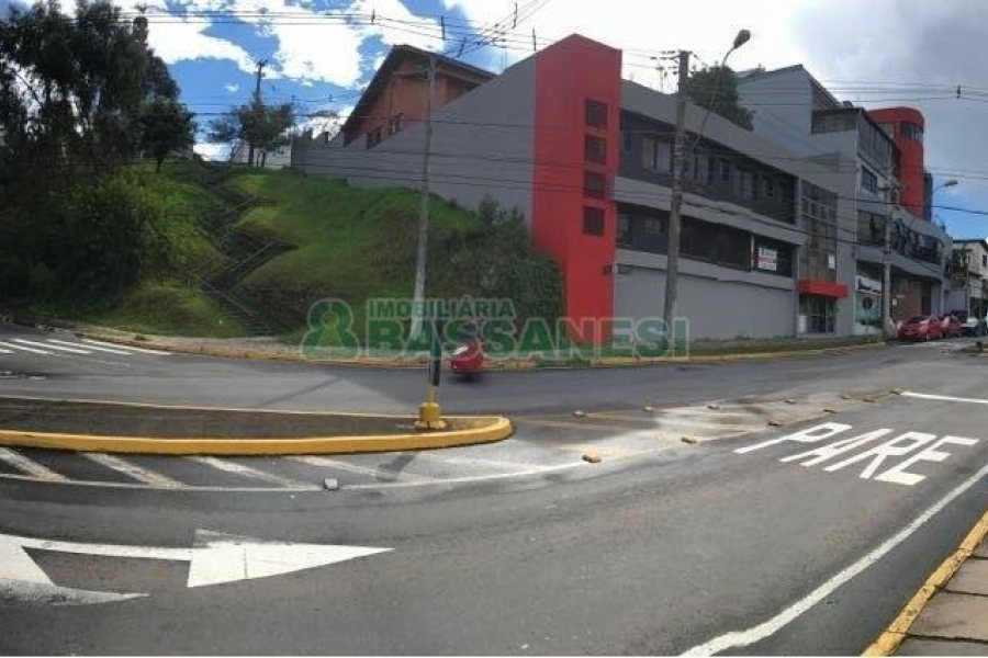 Loja com 440m², no bairro Sagrada Família em Caxias do Sul para Alugar ou Comprar
