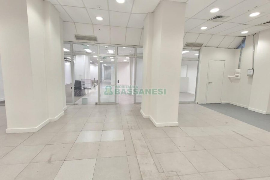 Loja com 1111m², 2 vagas, no bairro Centro em Caxias do Sul para Alugar