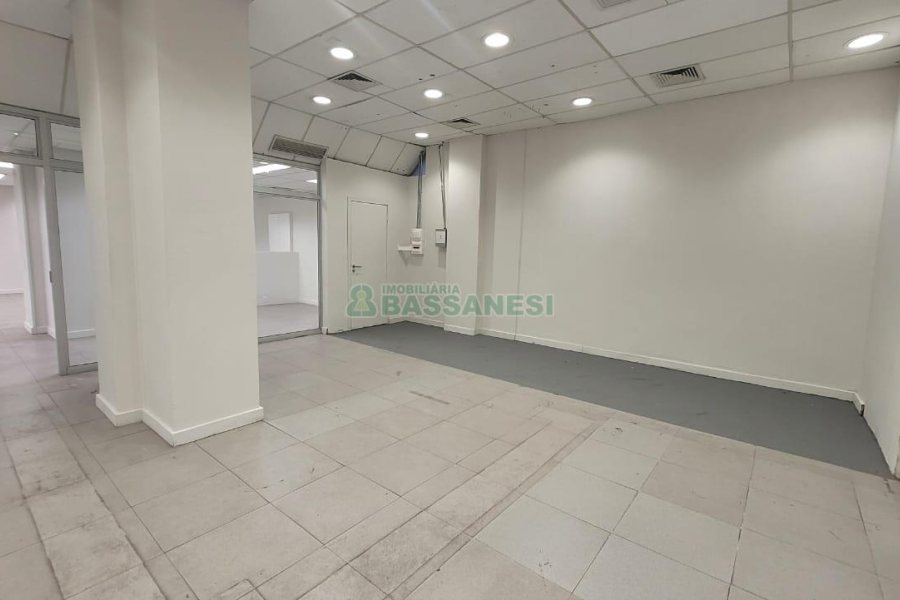 Loja com 1111m², 2 vagas, no bairro Centro em Caxias do Sul para Alugar