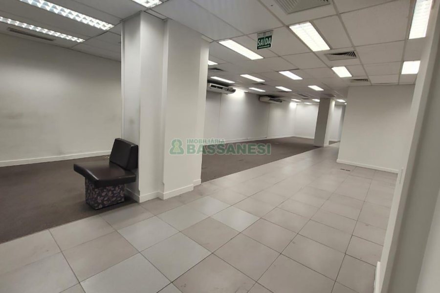 Loja com 1111m², 2 vagas, no bairro Centro em Caxias do Sul para Alugar