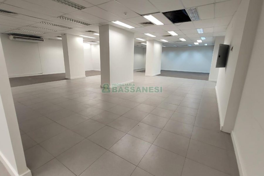 Loja com 1111m², 2 vagas, no bairro Centro em Caxias do Sul para Alugar