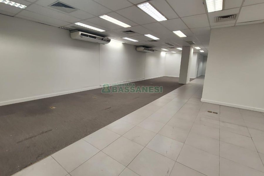 Loja com 1111m², 2 vagas, no bairro Centro em Caxias do Sul para Alugar