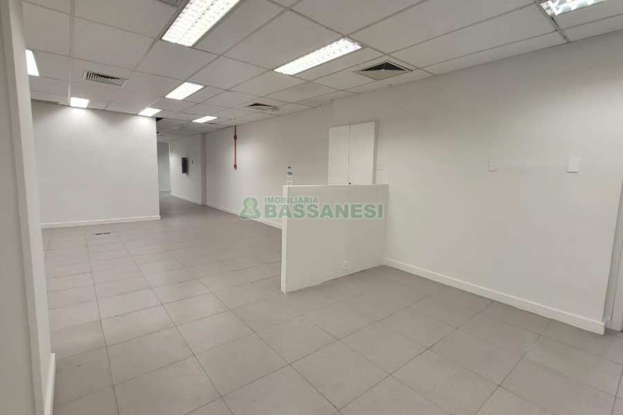 Loja com 1111m², 2 vagas, no bairro Centro em Caxias do Sul para Alugar