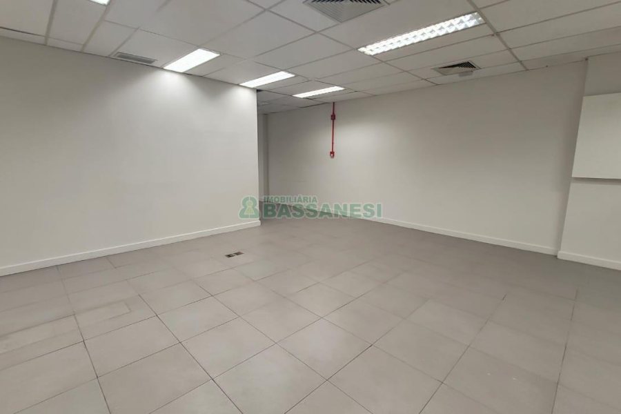 Loja com 1111m², 2 vagas, no bairro Centro em Caxias do Sul para Alugar