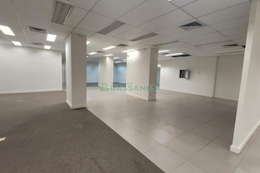 Loja com 1111m², 2 vagas, no bairro Centro em Caxias do Sul para Alugar