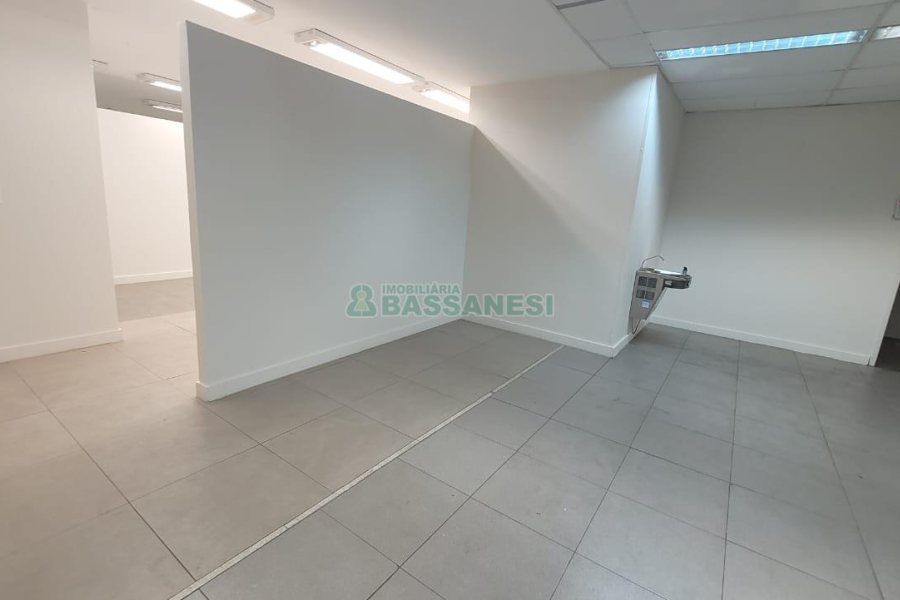 Loja com 1111m², 2 vagas, no bairro Centro em Caxias do Sul para Alugar