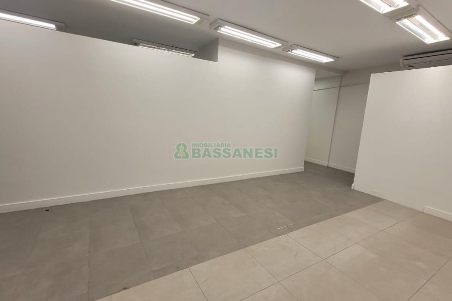 Loja com 1111m², 2 vagas, no bairro Centro em Caxias do Sul para Alugar