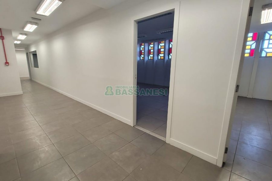 Loja com 1111m², 2 vagas, no bairro Centro em Caxias do Sul para Alugar