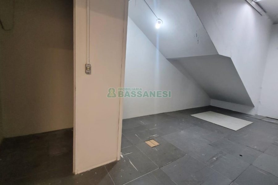 Loja com 1111m², 2 vagas, no bairro Centro em Caxias do Sul para Alugar