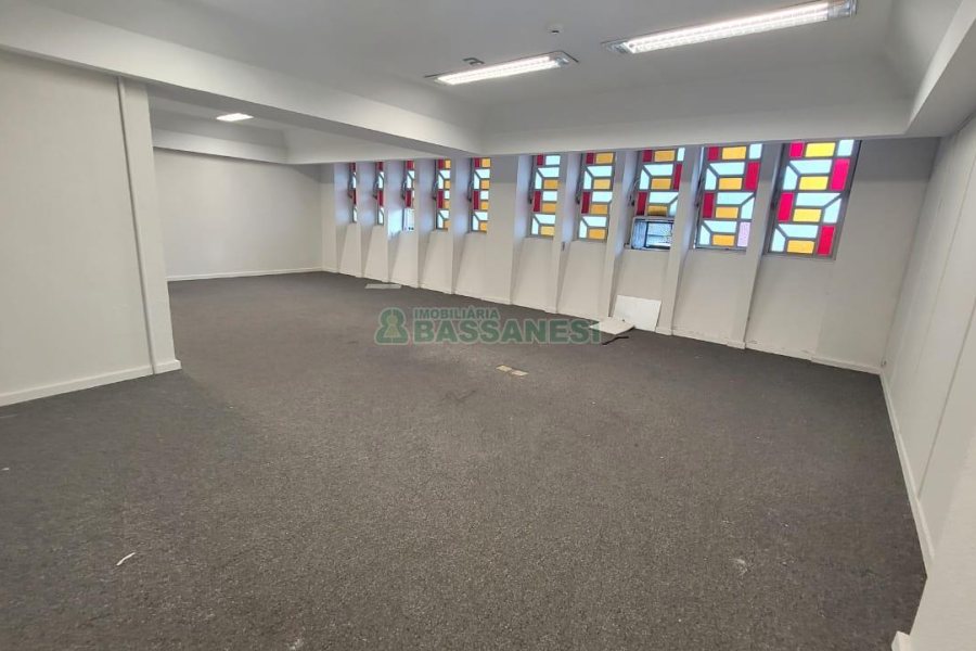 Loja com 1111m², 2 vagas, no bairro Centro em Caxias do Sul para Alugar