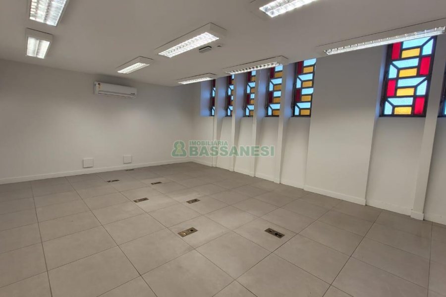 Loja com 1111m², 2 vagas, no bairro Centro em Caxias do Sul para Alugar