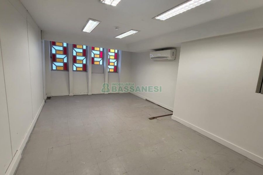 Loja com 1111m², 2 vagas, no bairro Centro em Caxias do Sul para Alugar
